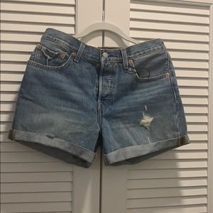Levi’s mid rise shorts NWT